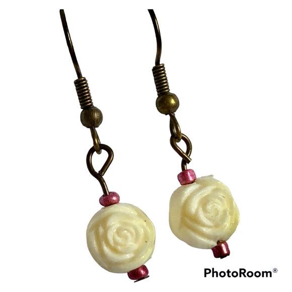 Vintage White Cream Rose Bud Flower Earrings Gold Brass Tone Dainty Carved Beads - Picture 4 of 12